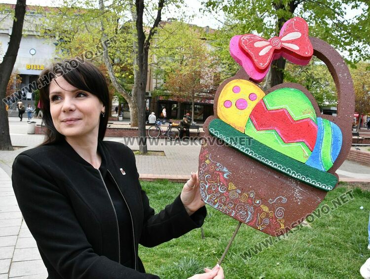 Деца изрисуваха празничната великденска украса в Хасково