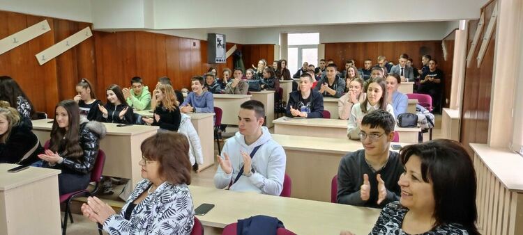 Почетен знак за най-вдъхновяваща реализация получи кметът Станислав Владимиров от възпитаниците на ГПЧЕ &bdquo;Симеон Радев&ldquo;