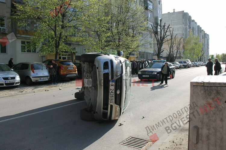 71-годишна катастрофира и обърна колата си в димитровградски жилищен район
