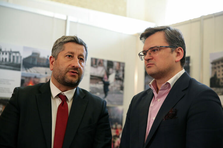 Кулеба: Българи, знам, че е трудно, но понякога трябва да заемете страна