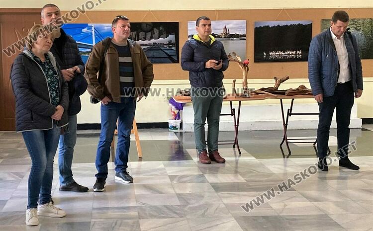  Изложбата „Щастливо лято“  събра средства за ваканцията на децата от Преходното жилище