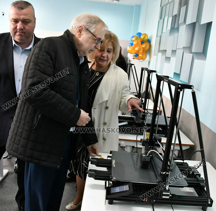 Юбилейни плакети и монети за 50 години Математическа гимназия в Хасково