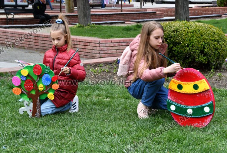 Деца изрисуваха празничната великденска украса в Хасково