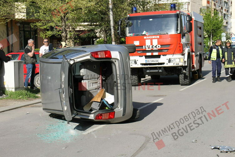 71-годишна катастрофира и обърна колата си в димитровградски жилищен район