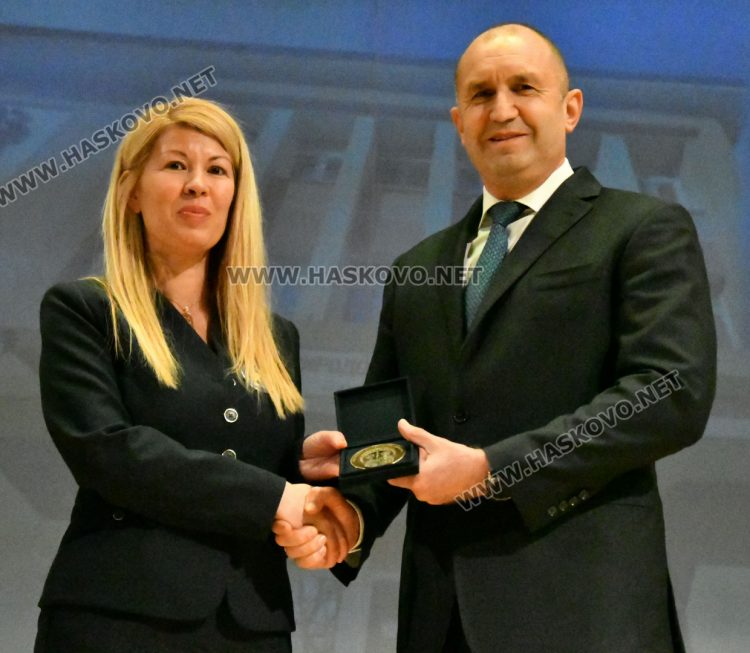 Президентът Румен Радев връчи на директора на ПМГ Гергана Петрова почетен плакет 
