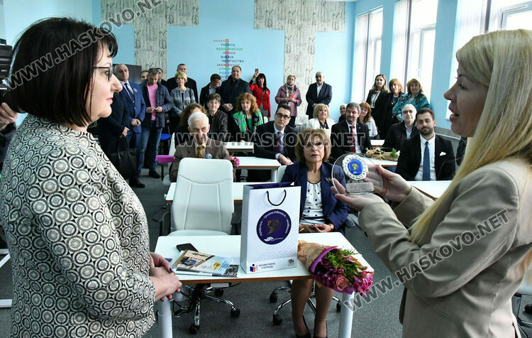 Юбилейни плакети и монети за 50 години Математическа гимназия в Хасково