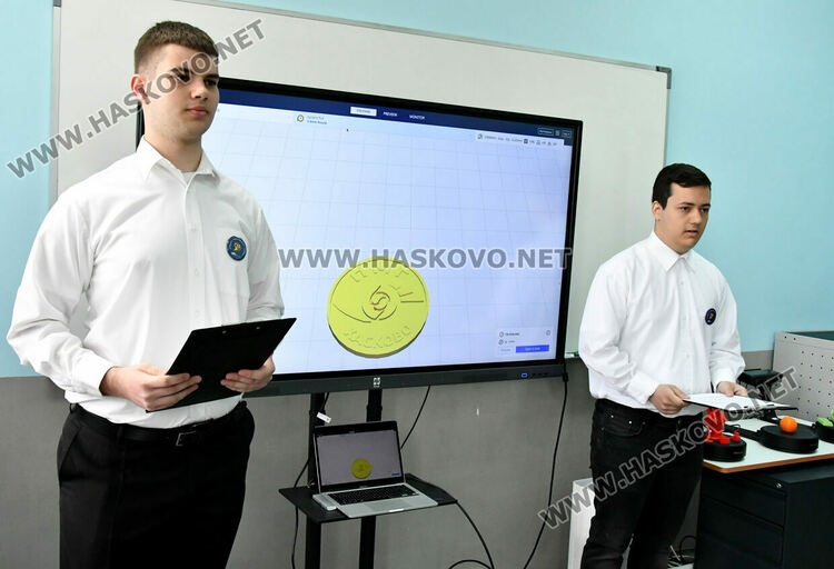 Юбилейни плакети и монети за 50 години Математическа гимназия в Хасково