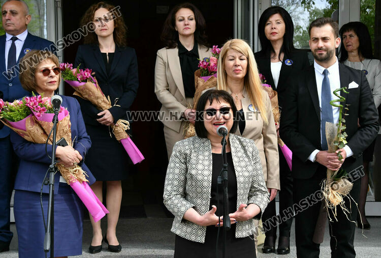 Юбилейни плакети и монети за 50 години Математическа гимназия в Хасково