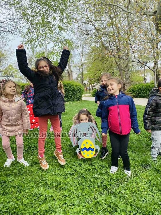 Деца изрисуваха празничната великденска украса в Хасково