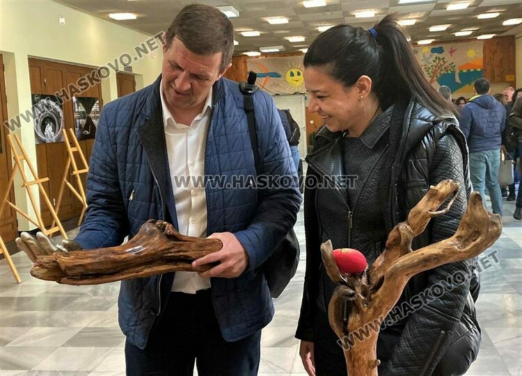  Изложбата „Щастливо лято“  събра средства за ваканцията на децата от Преходното жилище