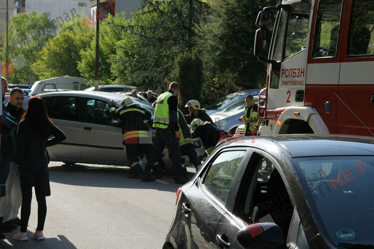 71-годишна катастрофира и обърна колата си в димитровградски жилищен район