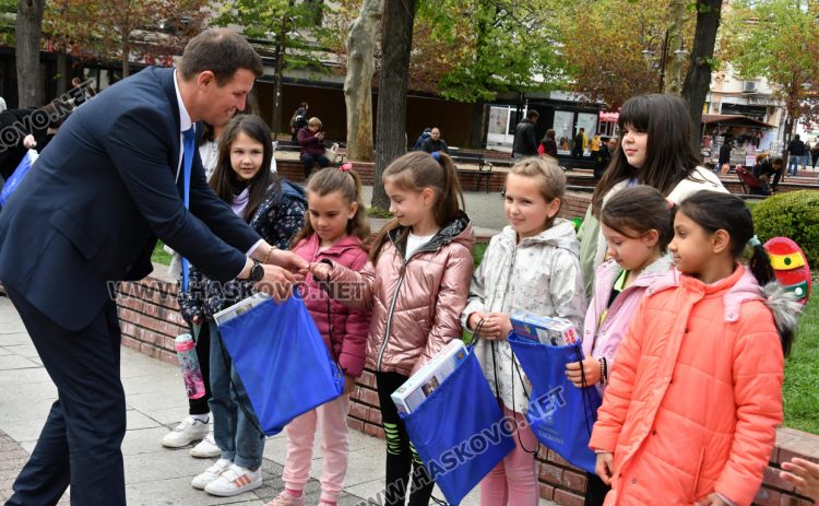 Деца изрисуваха празничната великденска украса в Хасково