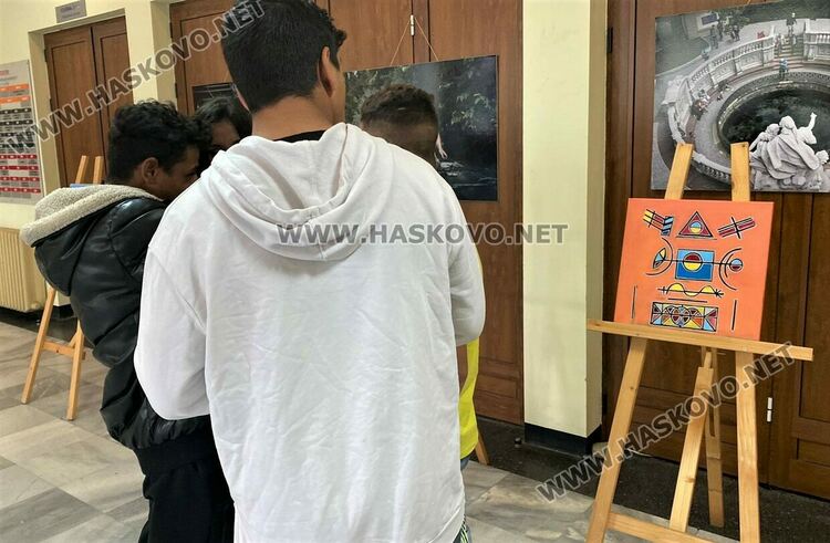  Изложбата „Щастливо лято“  събра средства за ваканцията на децата от Преходното жилище