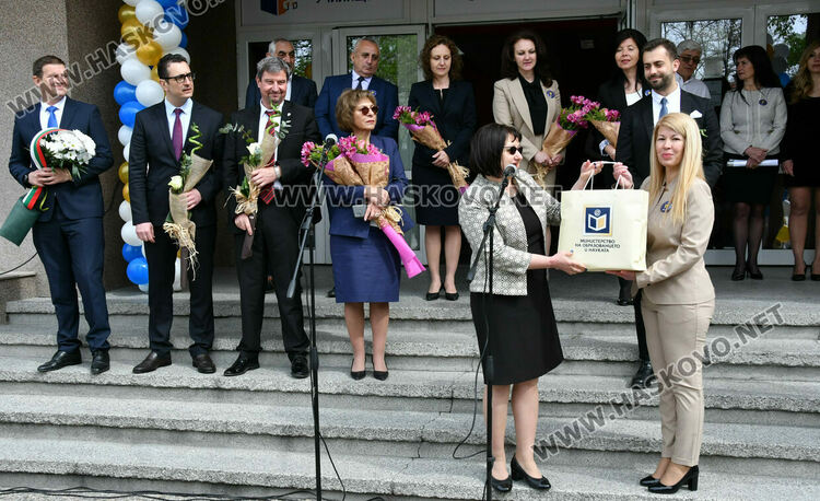 Юбилейни плакети и монети за 50 години Математическа гимназия в Хасково