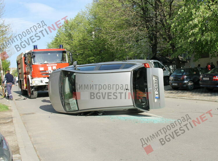 71-годишна катастрофира и обърна колата си в димитровградски жилищен район