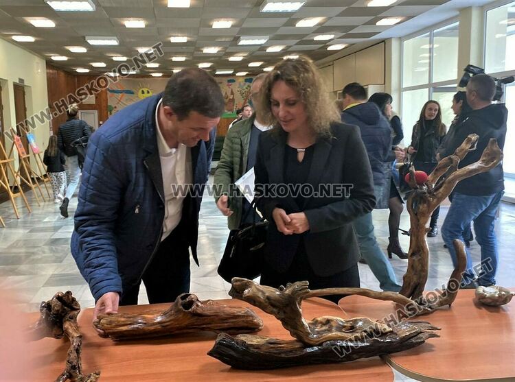  Изложбата „Щастливо лято“  събра средства за ваканцията на децата от Преходното жилище