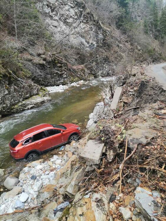 Кола падна в реката по пътя за Ягодина, няма пострадали
