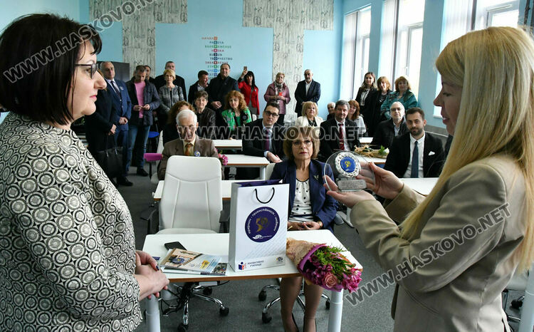 Юбилейни плакети и монети за 50 години Математическа гимназия в Хасково