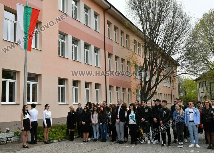 Юбилейни плакети и монети за 50 години Математическа гимназия в Хасково