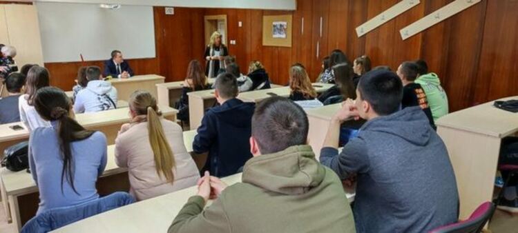 Почетен знак за най-вдъхновяваща реализация получи кметът Станислав Владимиров от възпитаниците на ГПЧЕ &bdquo;Симеон Радев&ldquo;