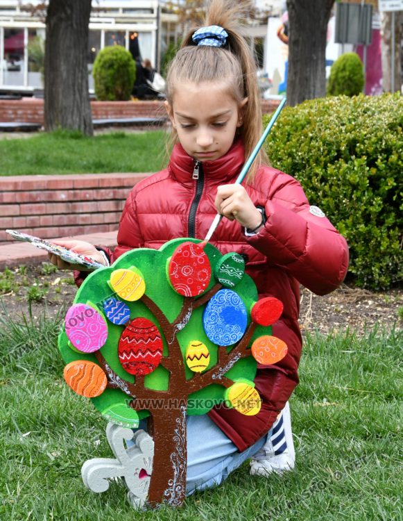 Деца изрисуваха празничната великденска украса в Хасково