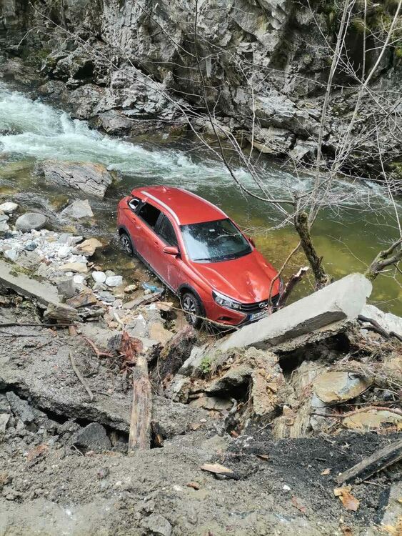 Кола падна в реката по пътя за Ягодина, няма пострадали