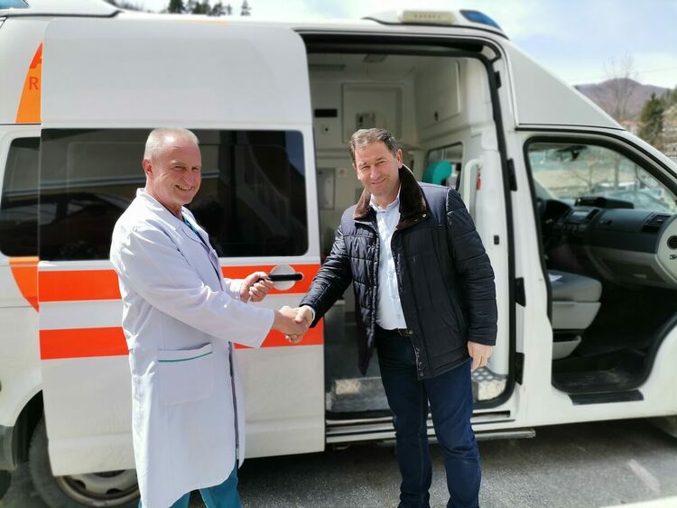 За пример! Болницата в Мадан получи нова линейка,купена е с общински пари.