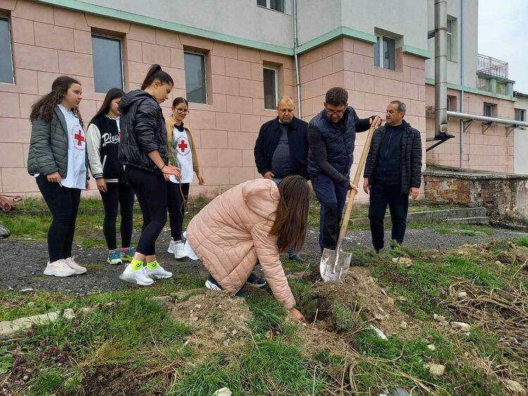 Община Ардино и млади червенокръстци със съвместна акция по повод Деня на Земята