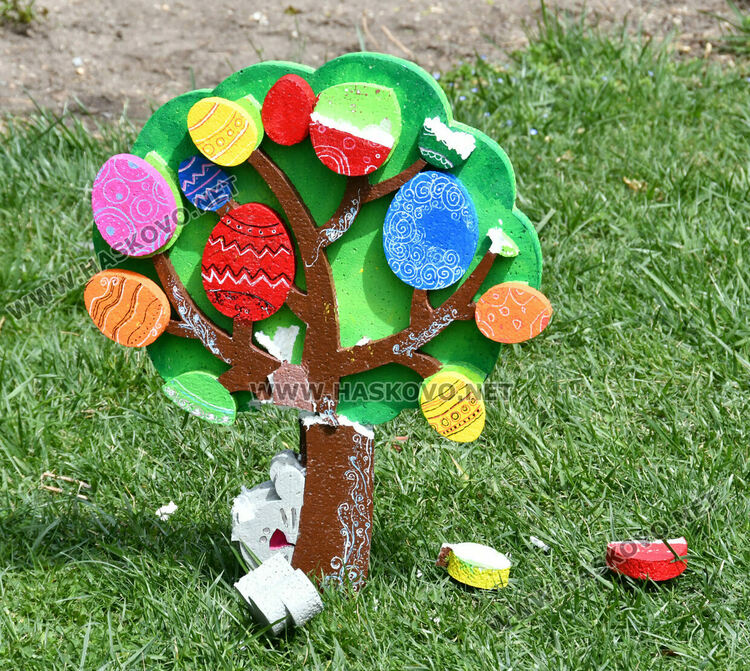 Изпочупиха Великденската украса в центъра на Хасково