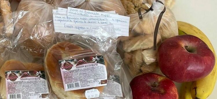 Деца с големи сърца зарадваха самотни хора за Великден