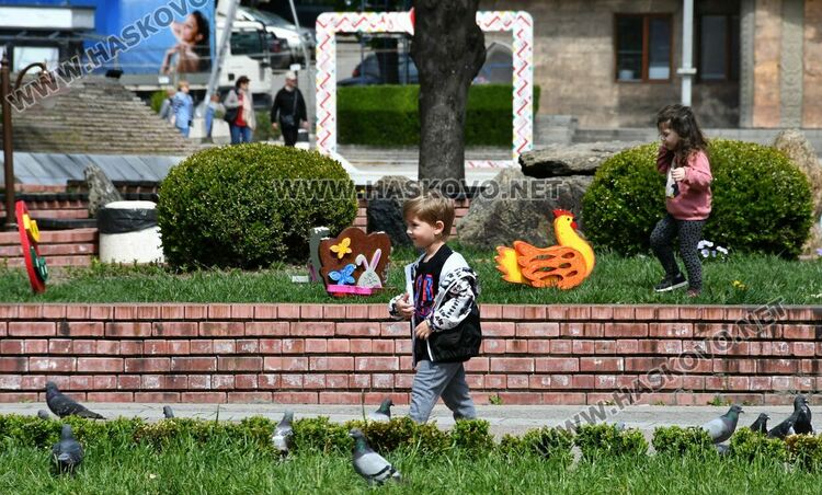 Изпочупиха Великденската украса в центъра на Хасково