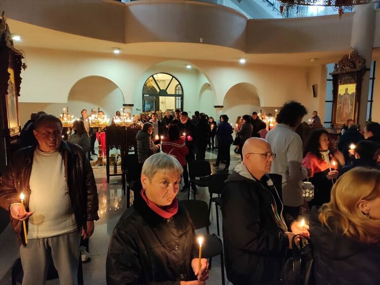 Десетки присъстваха на Пасхалното богослужение в храм „Св. Висарион Смоленски“ /галерия/