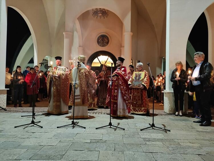 Десетки присъстваха на Пасхалното богослужение в храм „Св. Висарион Смоленски“ /галерия/