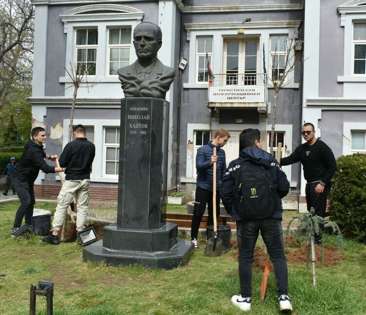 Община и ученици засаждаха дървета в Асеновград 