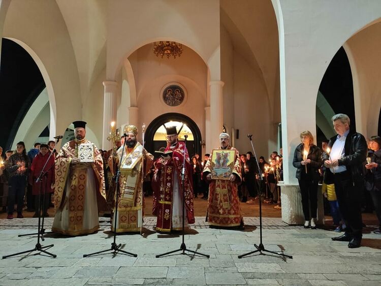 Десетки присъстваха на Пасхалното богослужение в храм „Св. Висарион Смоленски“ /галерия/