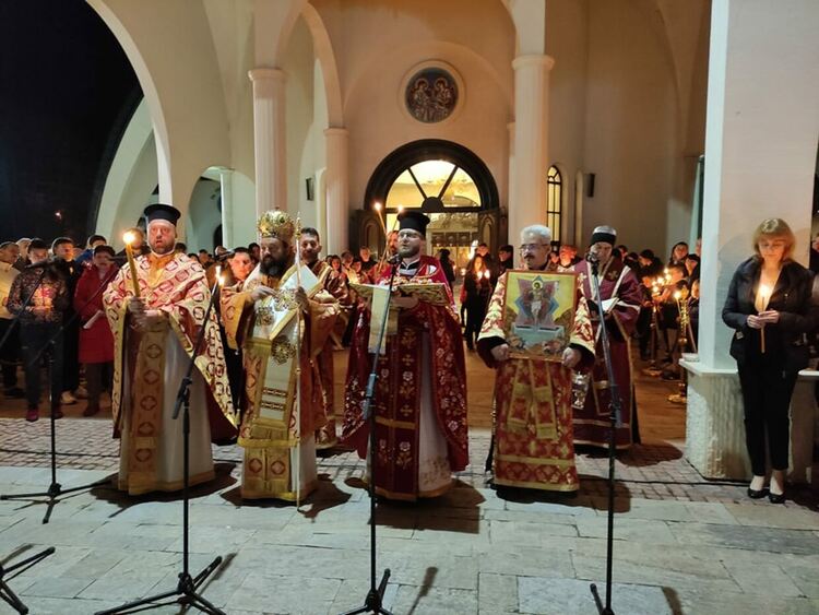 Десетки присъстваха на Пасхалното богослужение в храм „Св. Висарион Смоленски“ /галерия/