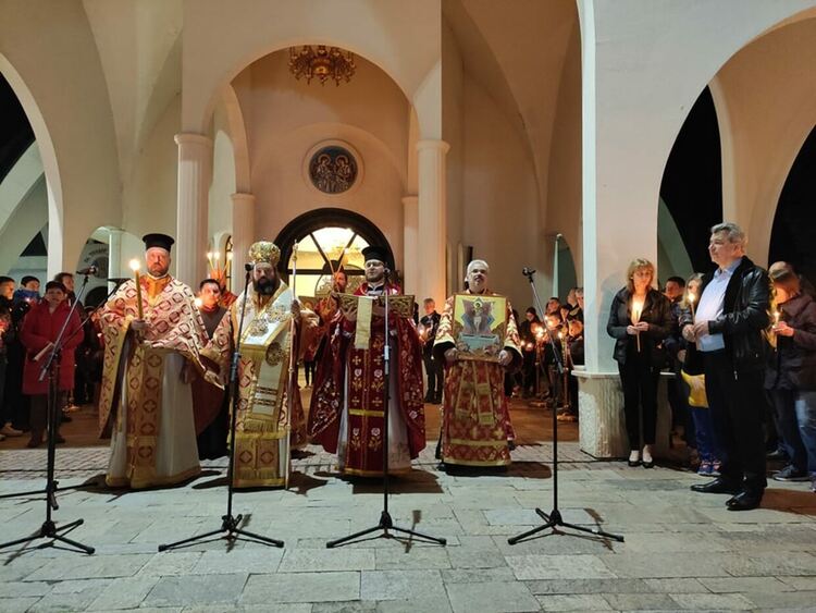 Десетки присъстваха на Пасхалното богослужение в храм „Св. Висарион Смоленски“ /галерия/