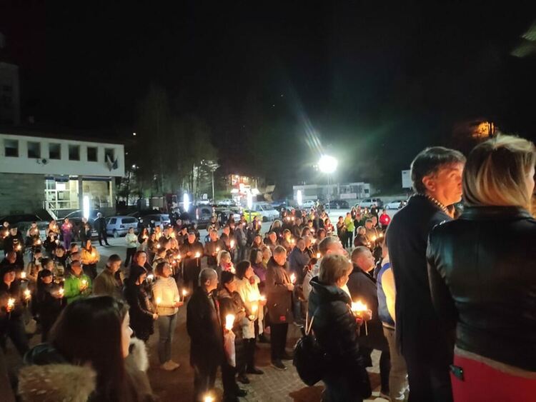 Десетки присъстваха на Пасхалното богослужение в храм „Св. Висарион Смоленски“ /галерия/