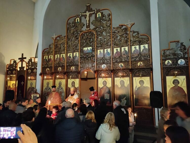 Десетки присъстваха на Пасхалното богослужение в храм „Св. Висарион Смоленски“ /галерия/