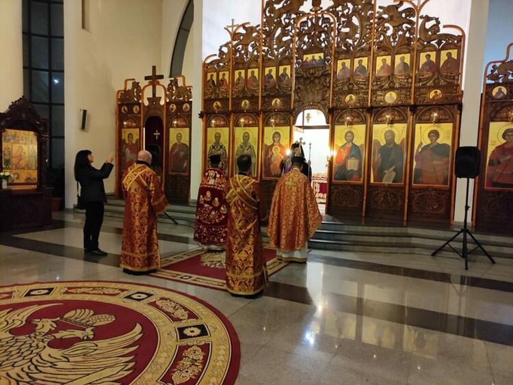 Десетки присъстваха на Пасхалното богослужение в храм „Св. Висарион Смоленски“ /галерия/