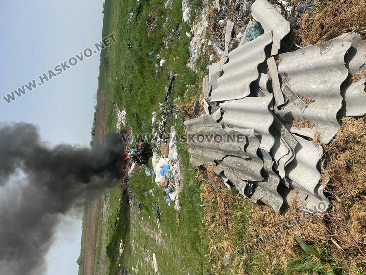 Пламна незаконно сметище край Войводово