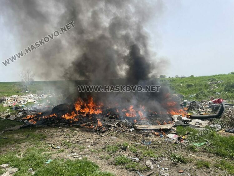 Пламна незаконно сметище край Войводово