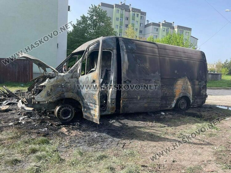 Бус и каравана изгоряха при пожар в Хасково