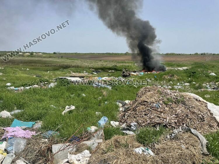 Пламна незаконно сметище край Войводово