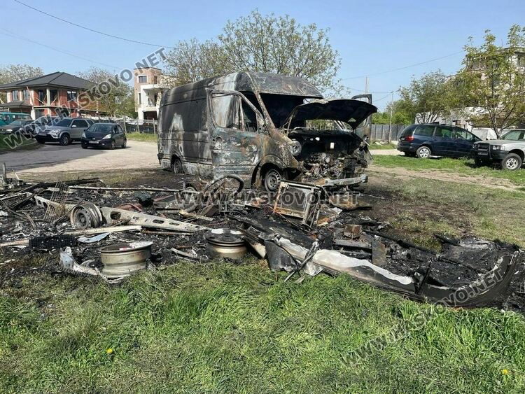 Бус и каравана изгоряха при пожар в Хасково