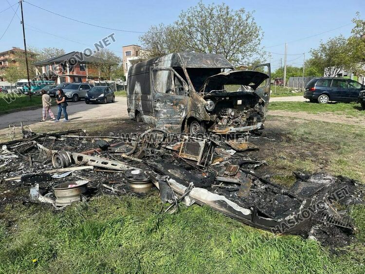 Бус и каравана изгоряха при пожар в Хасково