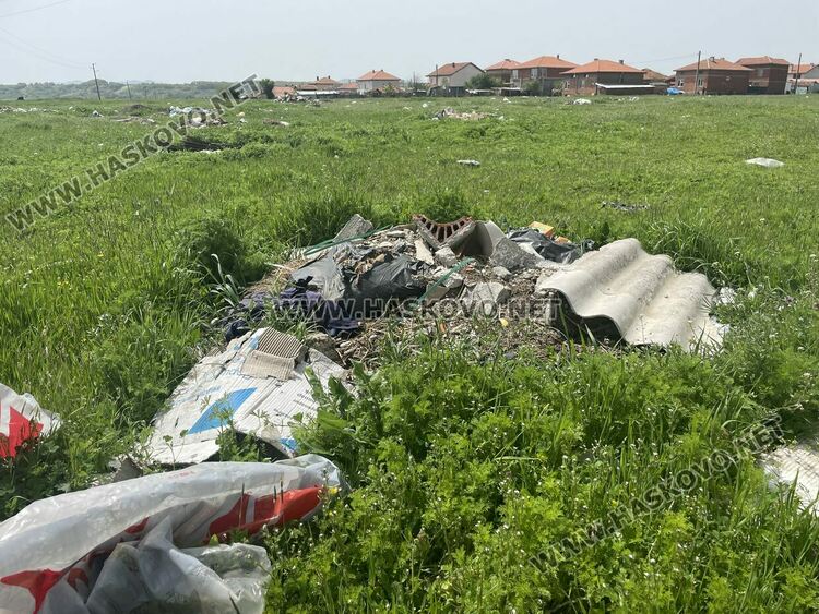 Пламна незаконно сметище край Войводово