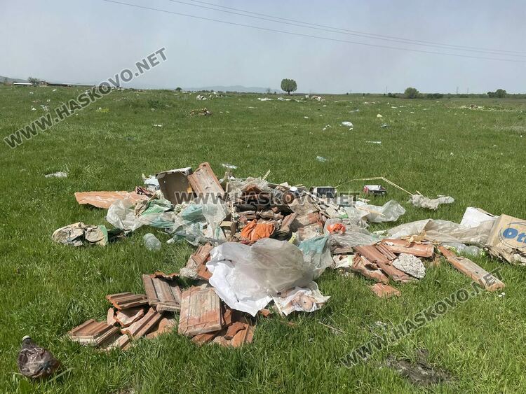 Пламна незаконно сметище край Войводово