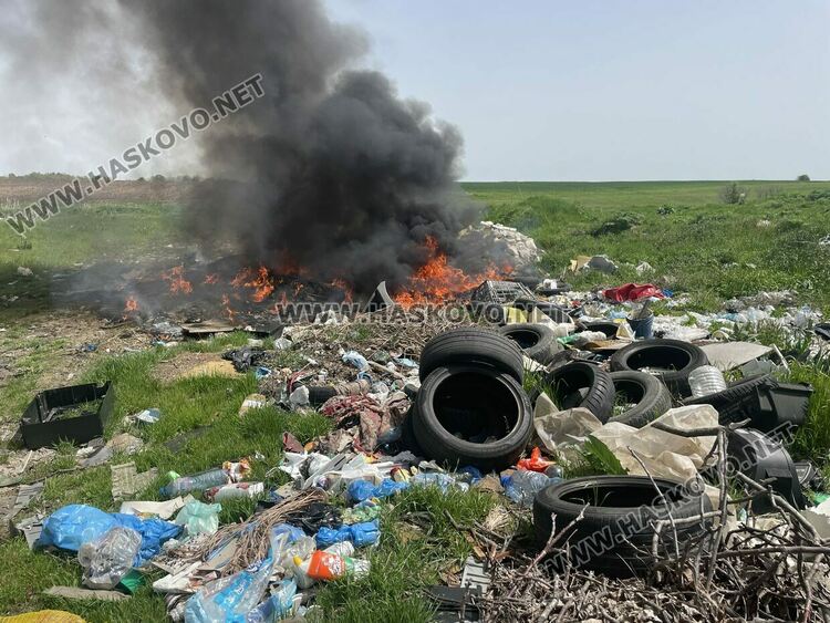 Пламна незаконно сметище край Войводово