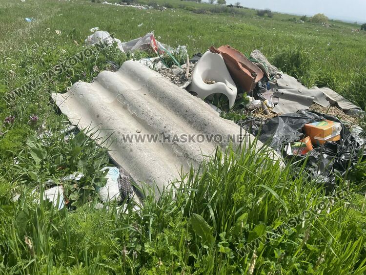 Пламна незаконно сметище край Войводово